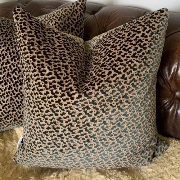 Set of 2 Leopard Print Throw Pillows velour‎ printed textured velvet down insert - Picture 3 of 13